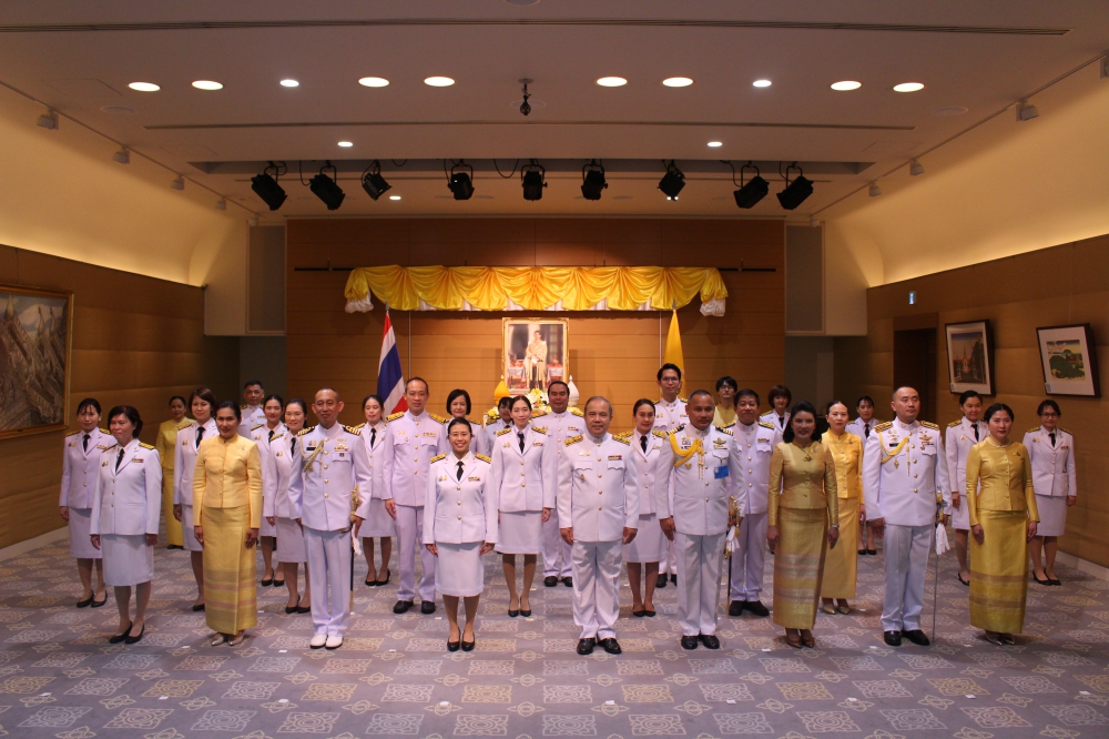 เข้าร่วมพิธีลงนามถวายพระพรชัยมงคลพระบาทสมเด็จพระเจ้าอยู่หัว