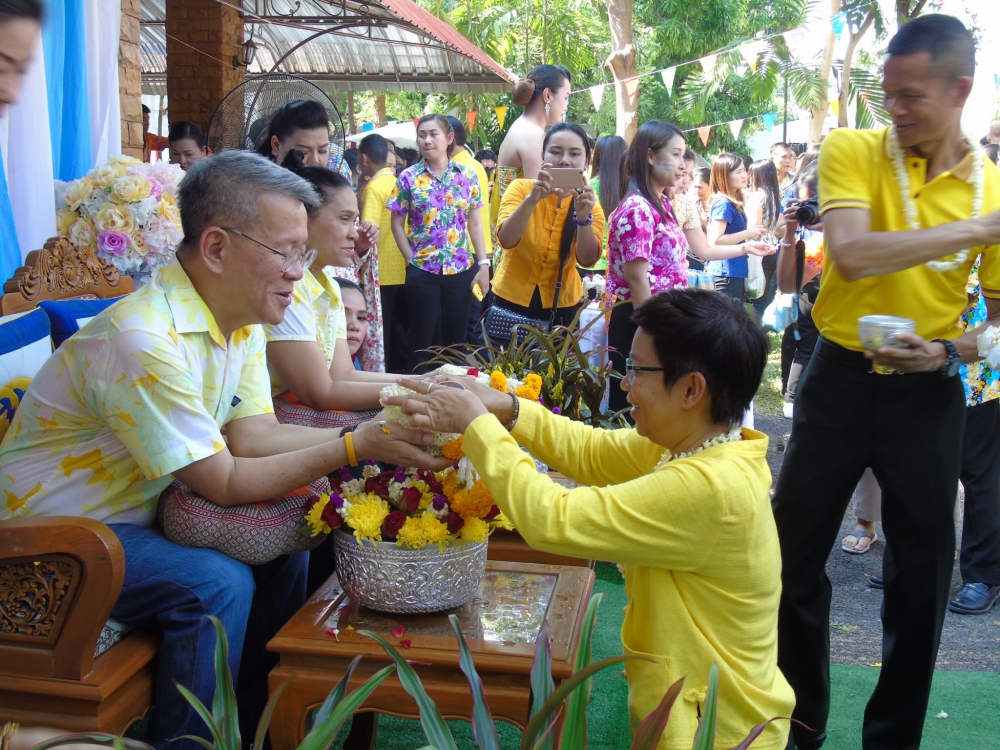 จังหวัดศรีสะเกษรดน้ำดำหัวขอพรจากพ่อเมือง