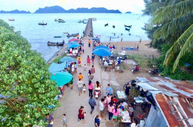 หลาดเลทุ่งมหาเช็คอินถิ่นพายุเกย์