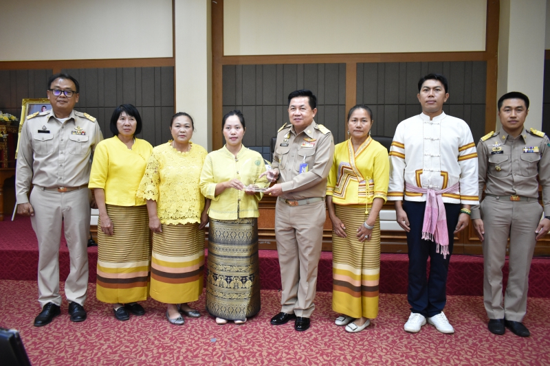 การมอบโล่ประกาศเกียรติคุณรางวัลชนะเลิศการประกวดชุมชนต้นแบบเกษตรอินทรีย์ฯ