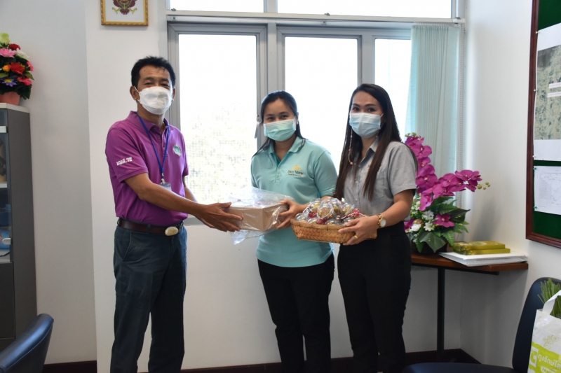 กษ.บรรับมอบของขวัญในวาระดิถีขึ้นปีใหม่