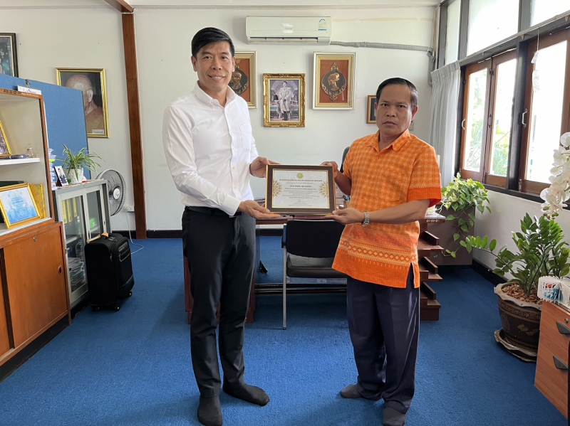 มอบประกาศนียบัตรบุคลากรที่มีพฤติกรรมดีเด่นตามกิจกรรมการตั้งปณิธานความดี