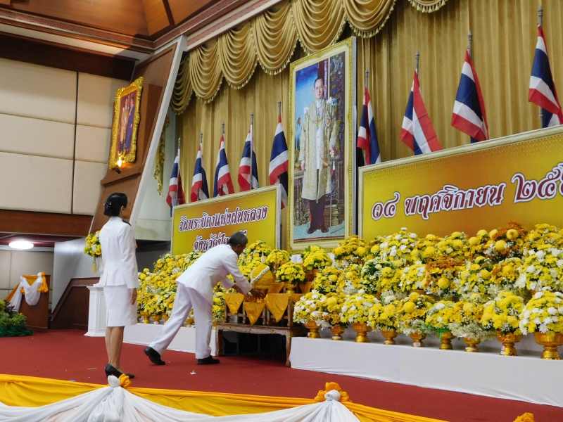 จังหวัดปัตตานี-จัดพิธีถวายราชสักการะวางพานพุ่มดอกไม้สด