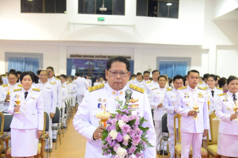 ร่วมพิธีถวายเครื่องราชสักการะและวางพานพุ่ม