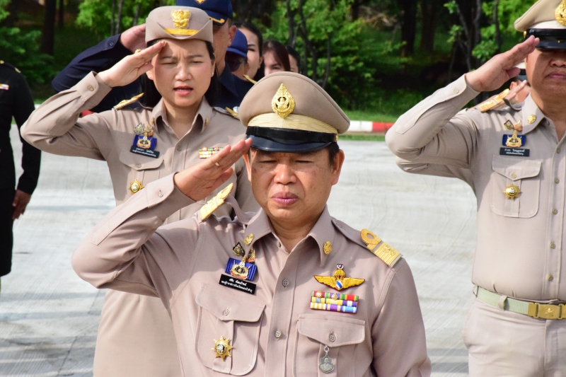 เข้าแถวเคารพธงชาติ