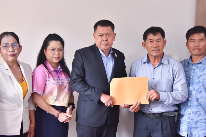 ปลัดเกษตรฯ รับมอบหนังสือจากตัวแทนเกษตรกรผู้ผลิตลูกกุ้งก้ามกรามที่ได้รับผลกระทบจากการผลิตลูกกุ้งก้ามกรามเพื่อส่งให้กับสหกรณ์ผู้เพาะเลี้ยงสัตว์น้ำและการเกษตรแห่งประเทศไทย จำกัด