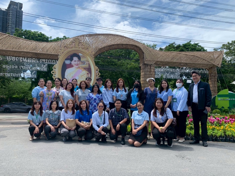 เข้าร่วมงานเยี่ยมชมนิทรรศการ