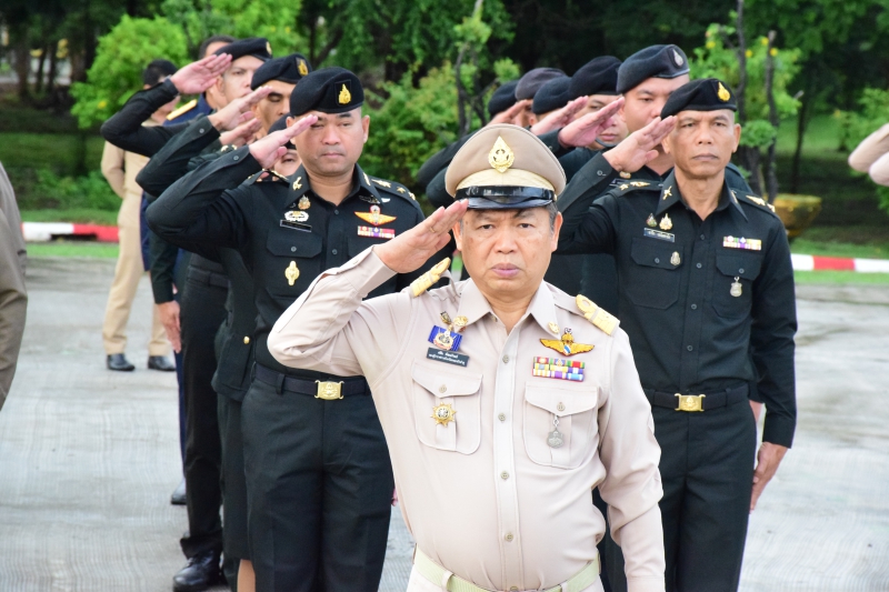 เข้าแถวเคารพธงชาติ