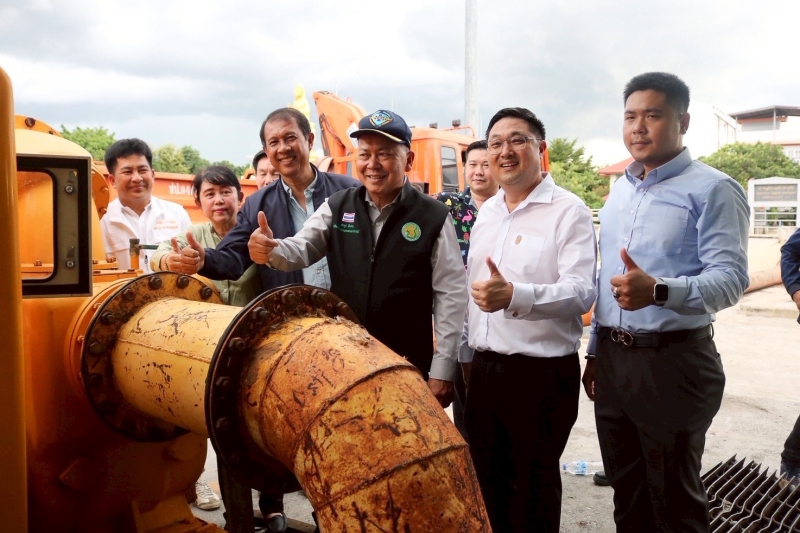 ปลัดเกษตรฯ ติดตามสถานการณ์น้ำสุพรรณบุรี  เปิดเครื่องสูบน้ำ เร่งการระบายน้ำลงแม่น้ำท่าจีน