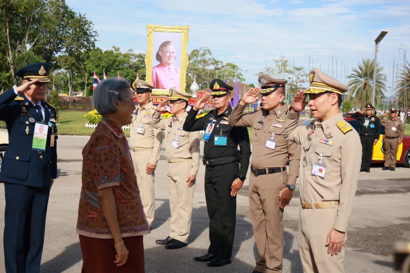 เฝ้าทูลละอองพระบาทรับเสด็จฯสมเด็จพระกนิษฐาธิราชเจ้ากรมสมเด็จพระเทพรัตนราชสุดาฯสยามบรมราชกุมารีเสด็จพระราชดำเนินทอดพระเนตรผลงานวิชาการนิทรรศการของส่วนราชการ
