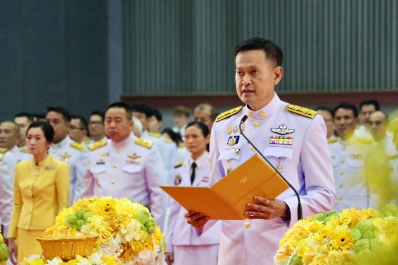 ร่วมพิธีทำบุญตักบาตรและวางพวงมาลาถวายราชสักการะ