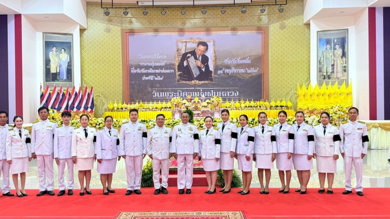 พิธีวางพานพุ่มดอกไม้สดเนื่องในวันพระบิดาแห่งฝนหลวง