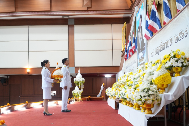 จังหวัดปัตตานี-จัดพิธีถวายราชสักการะวางพานพุ่มดอกไม้สด