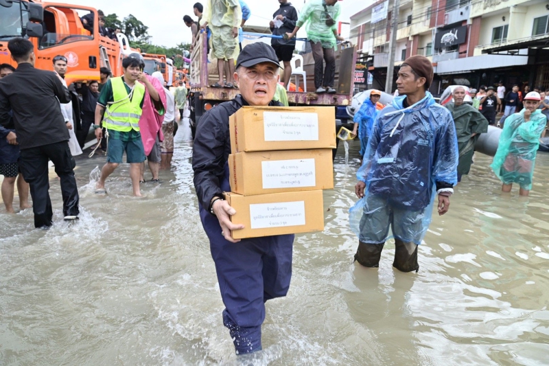 ปลัดเกษตรฯ ร่วมลงพื้นที่พบปะให้กำลังใจประชาชน พร้อมมอบถุงยังชีพ จังหวัดสงขลา
