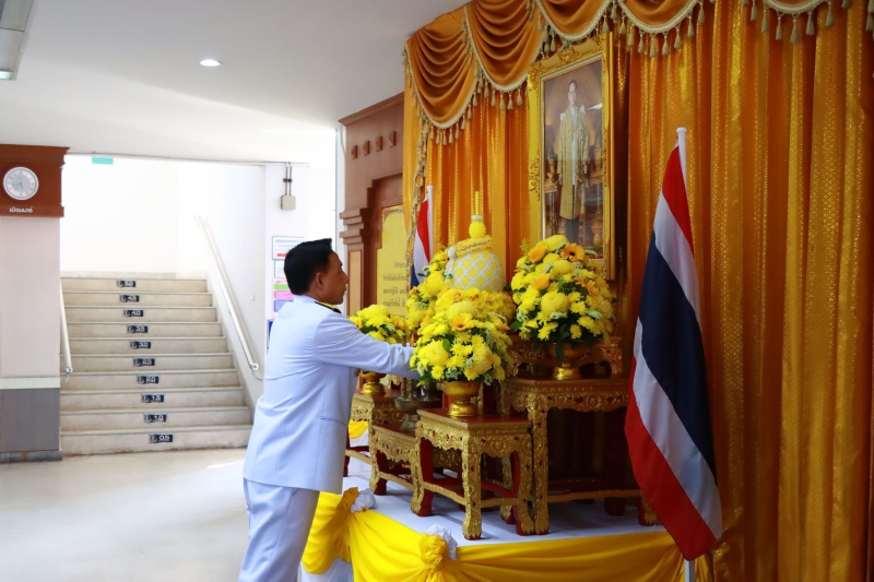 ร่วมพิธีวางพานพุ่มดอกไม้ถวายบังคม