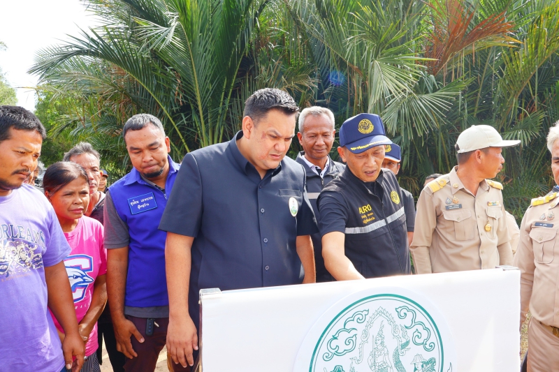 นายอามินทร์มะยูโซ๊ะรัฐมนตรีช่วยว่าการกระทรวงเกษตรและสหกรณ์พร้อมคณะลงพื้นที่ติดตามการดำเนินงานก่อสร้างถนนเข้าแปลงเกษตรกรรมในเขตปฏิรูปที่ดิน