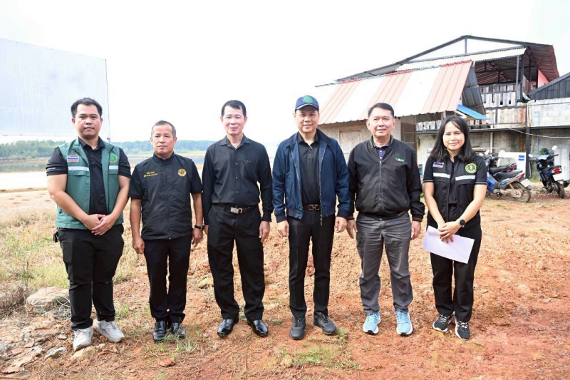 รองปลัดเกษตรฯลงพื้นที่ติดตามสถานการณ์เกลือทะเลไทยจังหวัดจันทบุรี