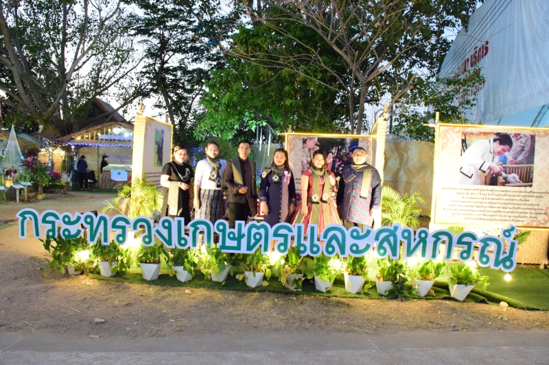 ร่วมการแสดงแฟชั่นโชว์กิตติมศักดิ์