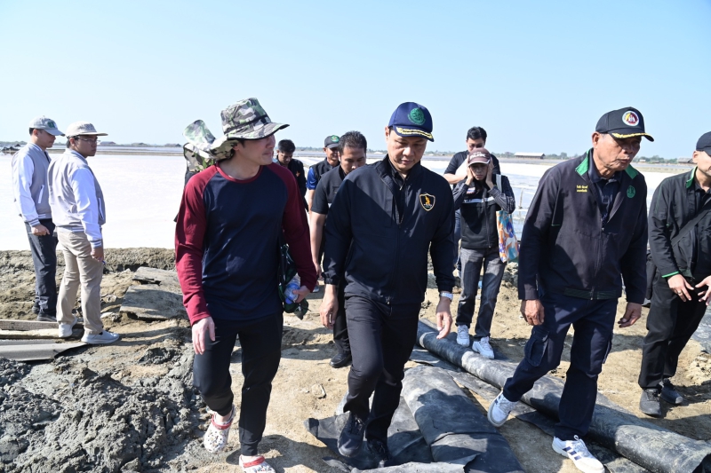 รองปลัดกฤษลงพื้นที่ติดตามสถานการณ์เกลือทะเลและประชุมหารือพัฒนาระบบการผลิตและการตลาดเกลือทะเลไทยในระดับพื้นที่