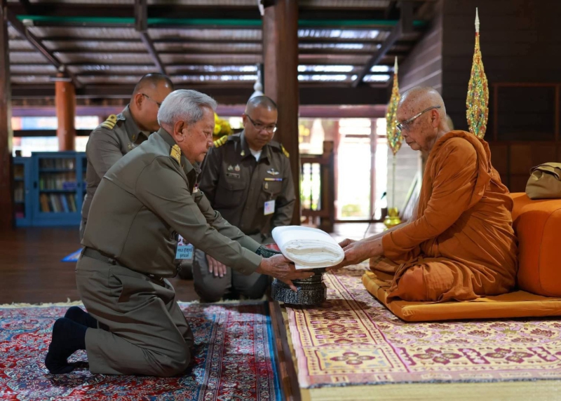 ร่วมพิธีถวายผ้าขาวพระราชทาน