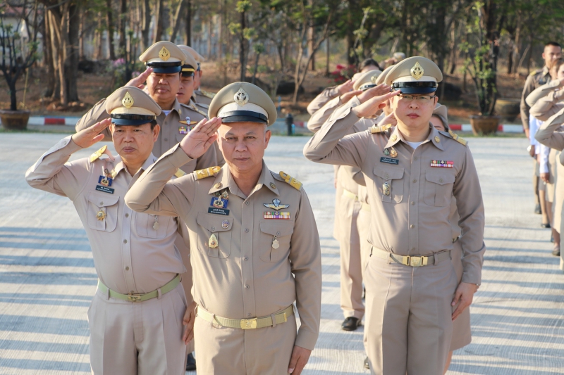 เข้าแถวเคารพธงชาติ