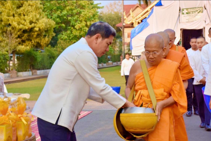 ร่วมพิธีทำบุญตักบาตรเนื่องในเทศกาลวันมาฆบูชา