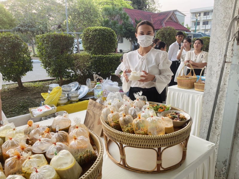 พิธีตักบาตรและบรรยายธรรม