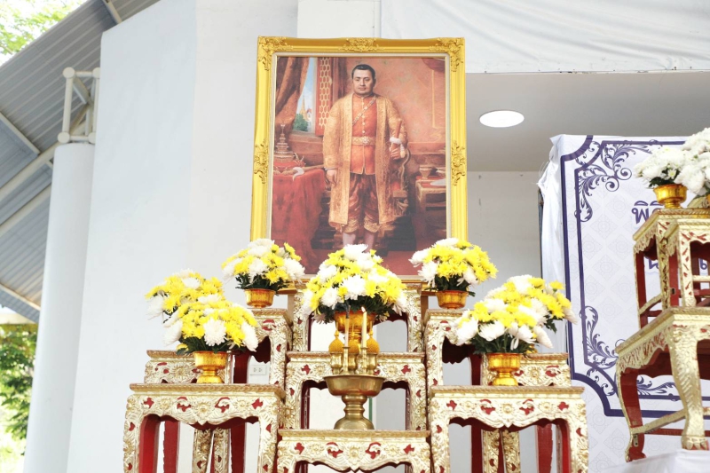 กษ.ร่วมพิธีสวดพระพุทธมนต์และทำบุญตักบาตรถวายพระราชกุศลและพิธีวางพานพุ่มดอกไม้ถวายราชสดุดี