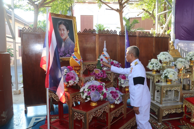 ร่วมพิธีเจริญพระพุทธมนต์และทำบุญตักบาตรเฉลิมพระเกียรติ