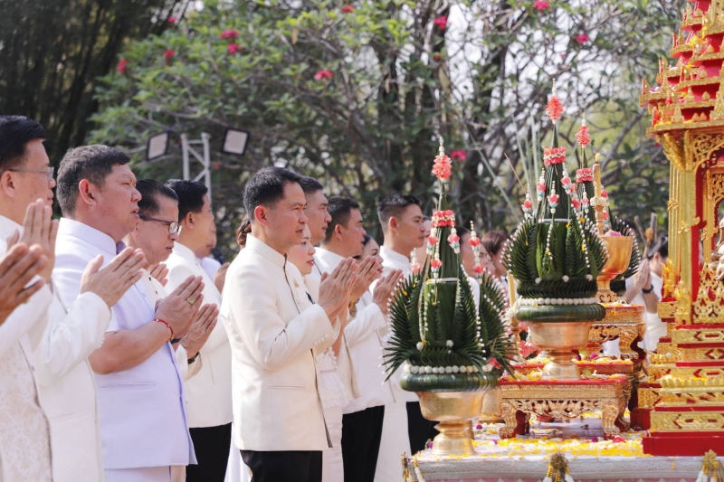 กษ.ร่วมพิธีบวงสรวงสิ่งศักดิ์สิทธิ์บนยอดเขาพนมรุ้งเพื่อความเป็นศิริมงคล