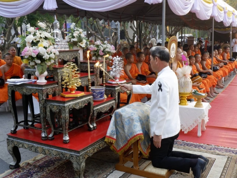 ทำบุญตักบาตรและยอสวยไหว้สาพญามังราย