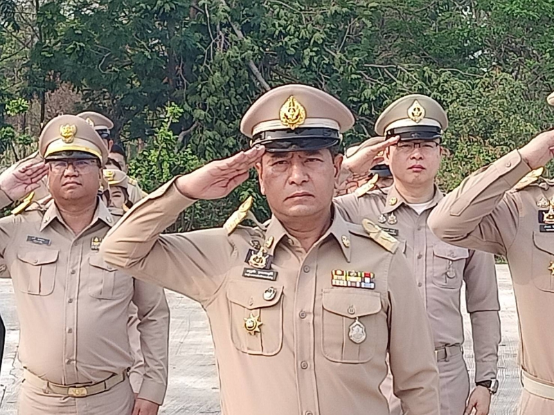 เข้าแถวเคารพธงชาติ