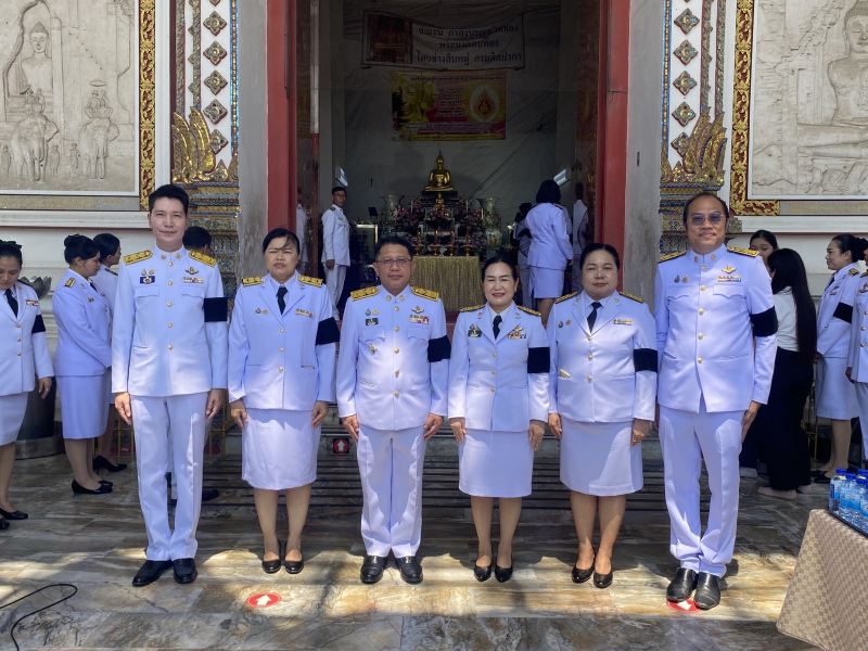 ร่วมถวายเครื่องราชสักการะ