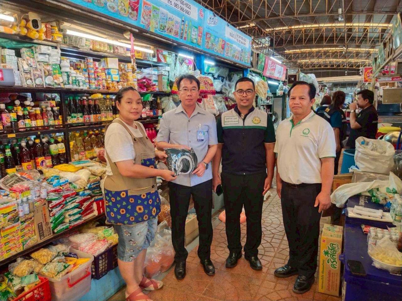 ลงพื้นที่ตรวจต่ออายุแผงตลาดและตรวจรับรองร้านสมัครใหม่