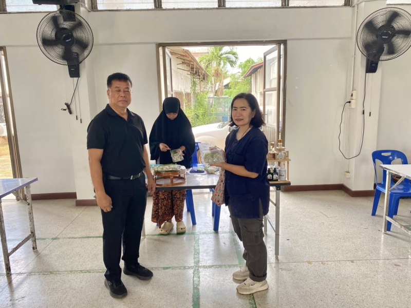 เยี่ยมชมและให้กำลังใจเกษตรกรที่นำสินค้ามาจำหน่ายในโครงการ