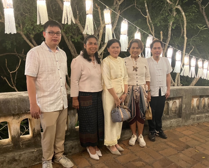 ร่วมงานตามประทีปโคมไฟเนื่องในเทศกาลวิสาขบูชา