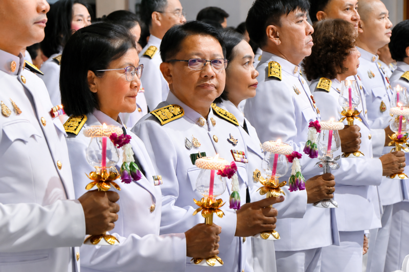 ร่วมพิธีถวายเครื่องราชสักการะ