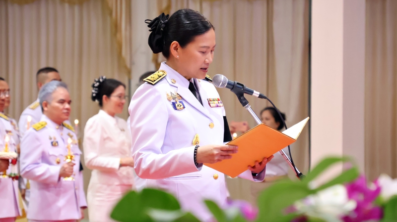 พิธีถวายเครื่องราชสักการะและวางพานพุ่ม