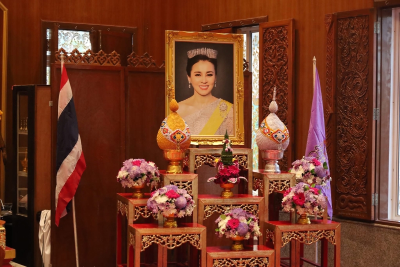 ร่วมพิธีทำบุญตักบาตรข้าวสารอาหารแห้งแด่พระภิกษุสงฆ์
