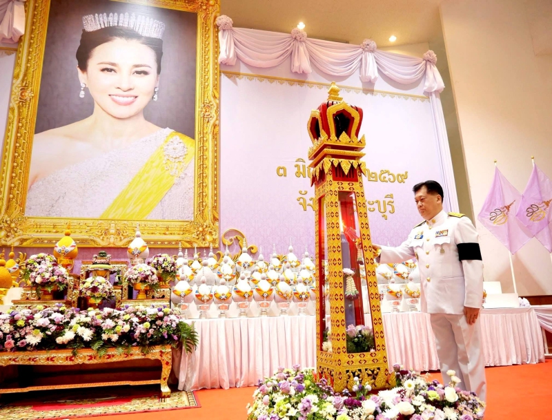 ร่วมพิธีวางพานพุ่มถวายเครื่องราชสักการะ