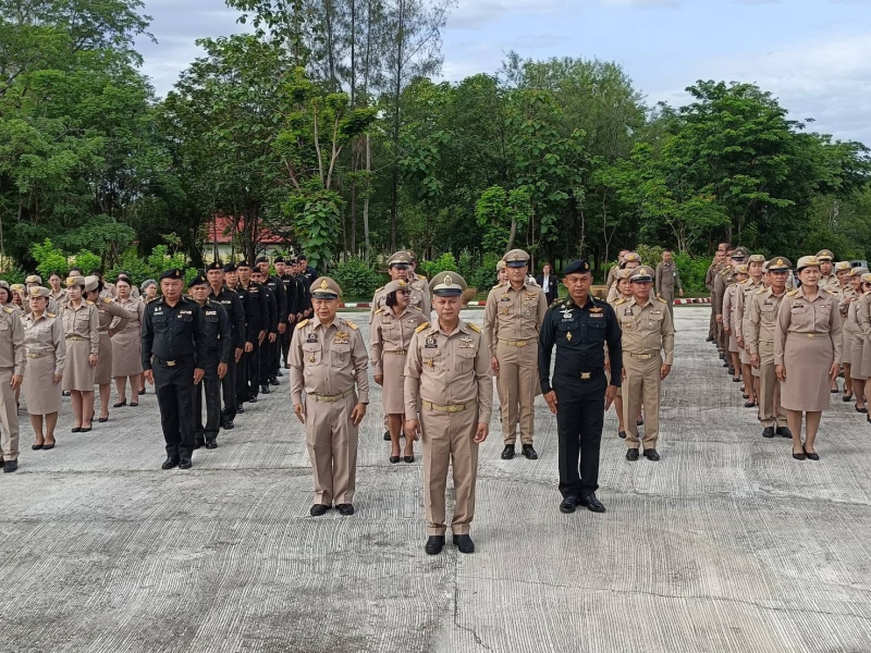เข้าแถวเคารพธงชาติ