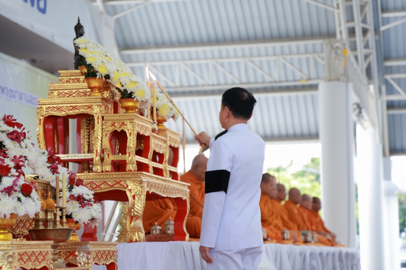 กษ.ร่วมพิธีสวดพระพุทธมนต์และพิธีทำบุญตักบาตรถวายพระราชกุศล
