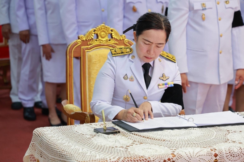พิธีถวายความอาลัยและสรงน้ำพระศพเบื้องหน้าพระรูป
