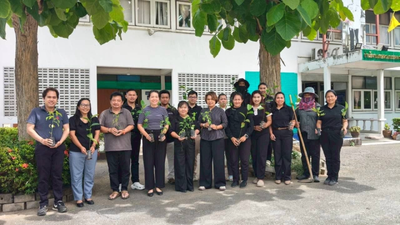 กษ.เพชรบุรีนำข้าราชการพนักงานร่วมปลูกต้นไม้
