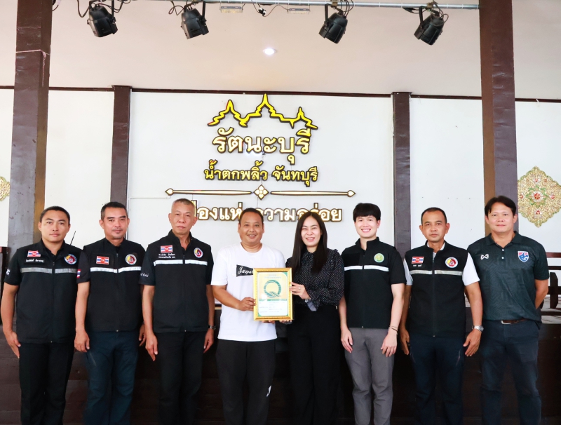 ลงพื้นที่มอบป้ายโครงการร้านอาหารวัตถุดิบปลอดภัยเลือกใช้สินค้า