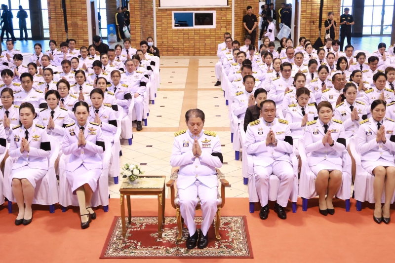ร่วมพิธีทำบุญตักบาตร