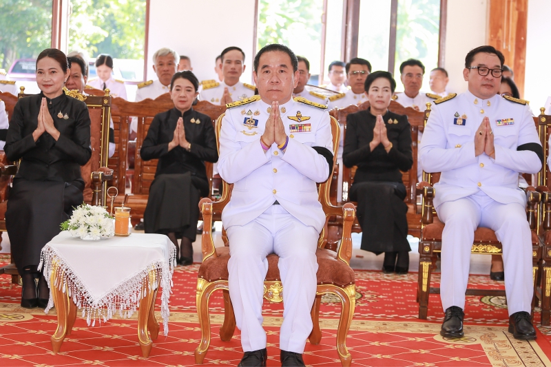 จังหวัดบึงกาฬจัดพิธีบำเพ็ญกุศลและทำบุญตักบาตร