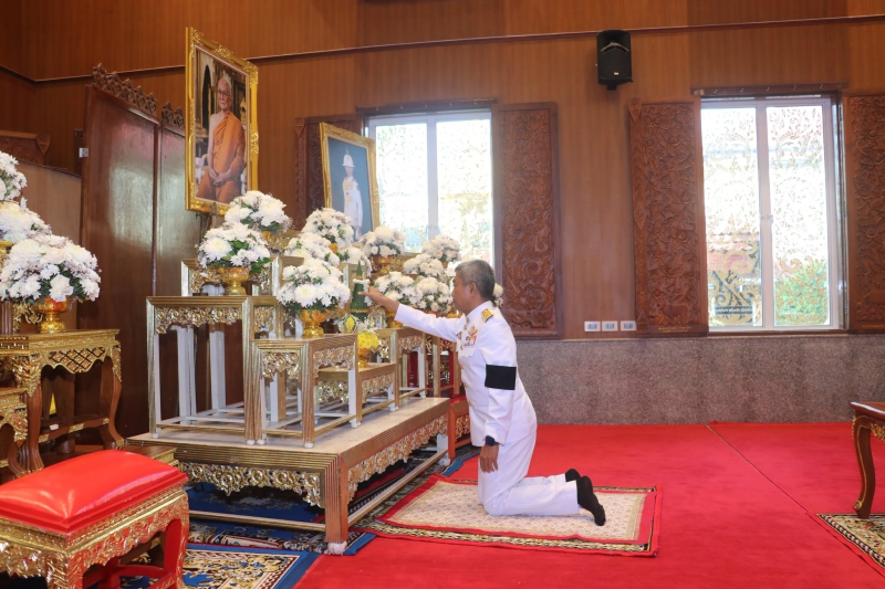 ร่วมพิธีเจริญพระพุทธมนต์และทำบุญตักบาตร