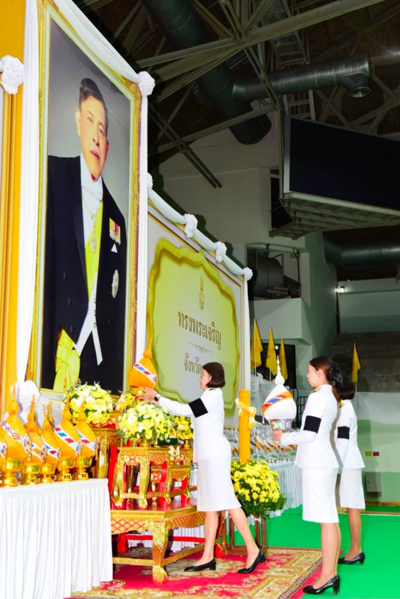 พิธีถวายเครื่องราชสักการะและวางพานพุ่ม