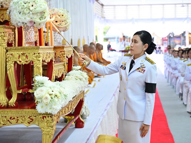 ร่วมพิธีบำเพ็ญกุศลและทำบุญตักบาตร